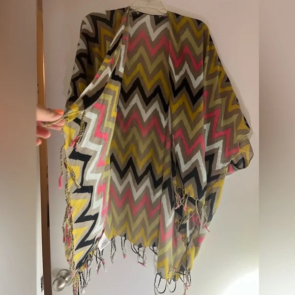 🍧 BCBGeneration 🍧Chevron Patterned Kimono with Fringe - Picture 9 of 9